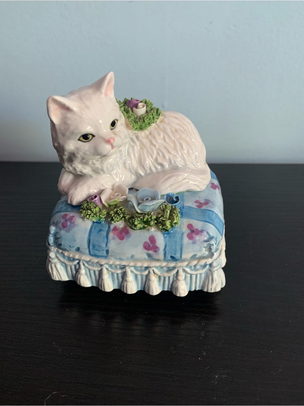 Lovely Cat Music Box. Plays ‘Memories’ from Cats
